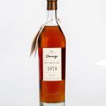 Bouteille d'armagnac de la Collection Unique millésime 1979 Domaine Le Tuc sur fond blanc.