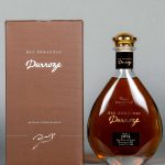Carafe Collection Unique millésime 1976 accompagnée d'un coffret en carton marron sur un fond gris