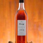 Bouteille de la Collection Unique, domaine de Mandillet, millésime 1976 des Armagnacs Darroze sur des silures de bois