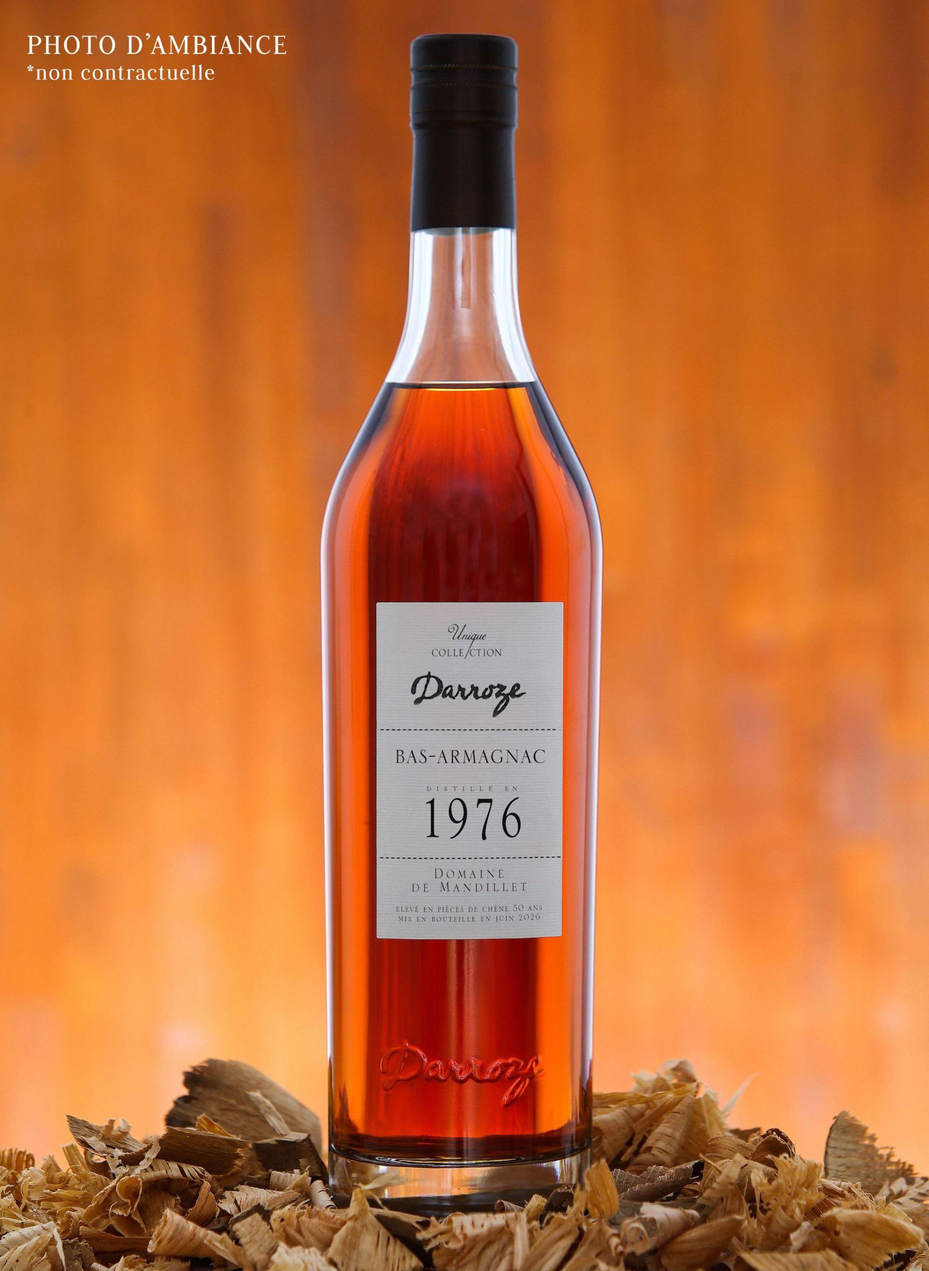 Bouteille de la Collection Unique, domaine de Mandillet, millésime 1976 des Armagnacs Darroze sur des silures de bois