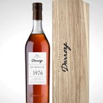 Bouteille d'armagnac de la Collection Unique millésime 1976 Domaine de Mandillet avec sa caisse bois sur fond blanc.