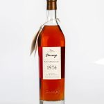 Bouteille d'armagnac de la Collection Unique millésime 1976 Domaine de Mandillet sur fond blanc.