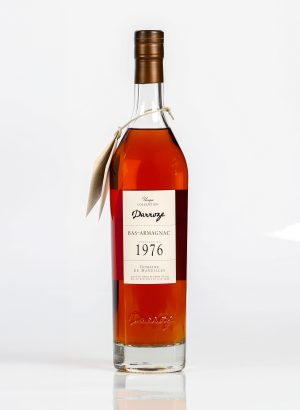 Bouteille d'armagnac de la Collection Unique millésime 1976 Domaine de Mandillet sur fond blanc.