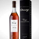 Bouteille d'armagnac de la Collection Unique millésime 1976 Domaine de Mandillet avec son étui sur fond blanc.