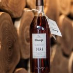 Bouteille de la Collection Unique, domaine La Boubée, 1985 des Armagnacs Darroze avec un fond en bois