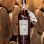 Bouteille de la Collection Unique, domaine de Bellair, 1988 des Armagnacs Darroze avec un fond en bois