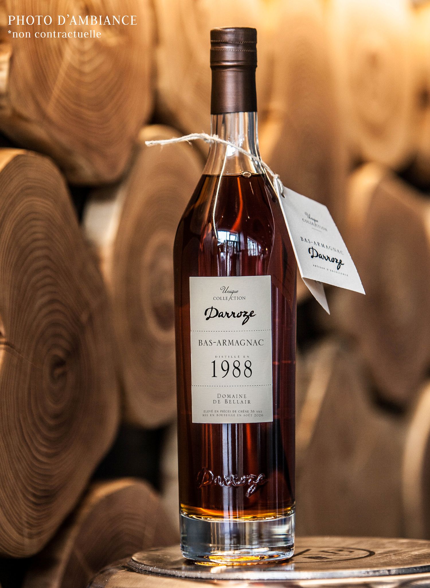Bouteille de la Collection Unique, domaine de Bellair, 1988 des Armagnacs Darroze avec un fond en bois