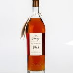 Bouteille d'armagnac de la Collection Unique millésime 1988 Domaine de Lamarquette sur fond blanc.