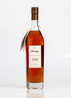 Bouteille d'armagnac de la Collection Unique millésime 1988 Domaine de Lamarquette sur fond blanc.