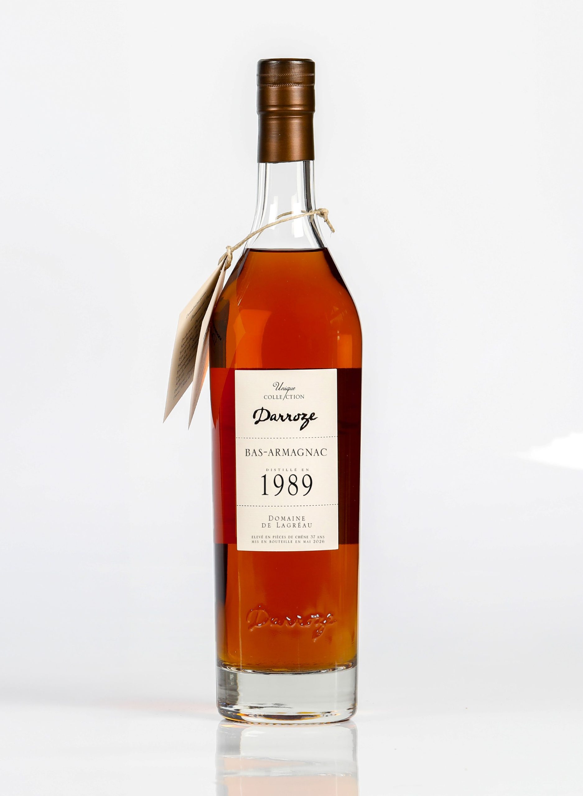 Bouteille d'armagnac de la Collection Unique millésime 1989 Domaine de Lagréau sur fond blanc.