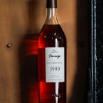 Bouteille de la Collection Unique, domaine de Bellevue, millésime 1999 des Armagnacs Darroze sur un alambic