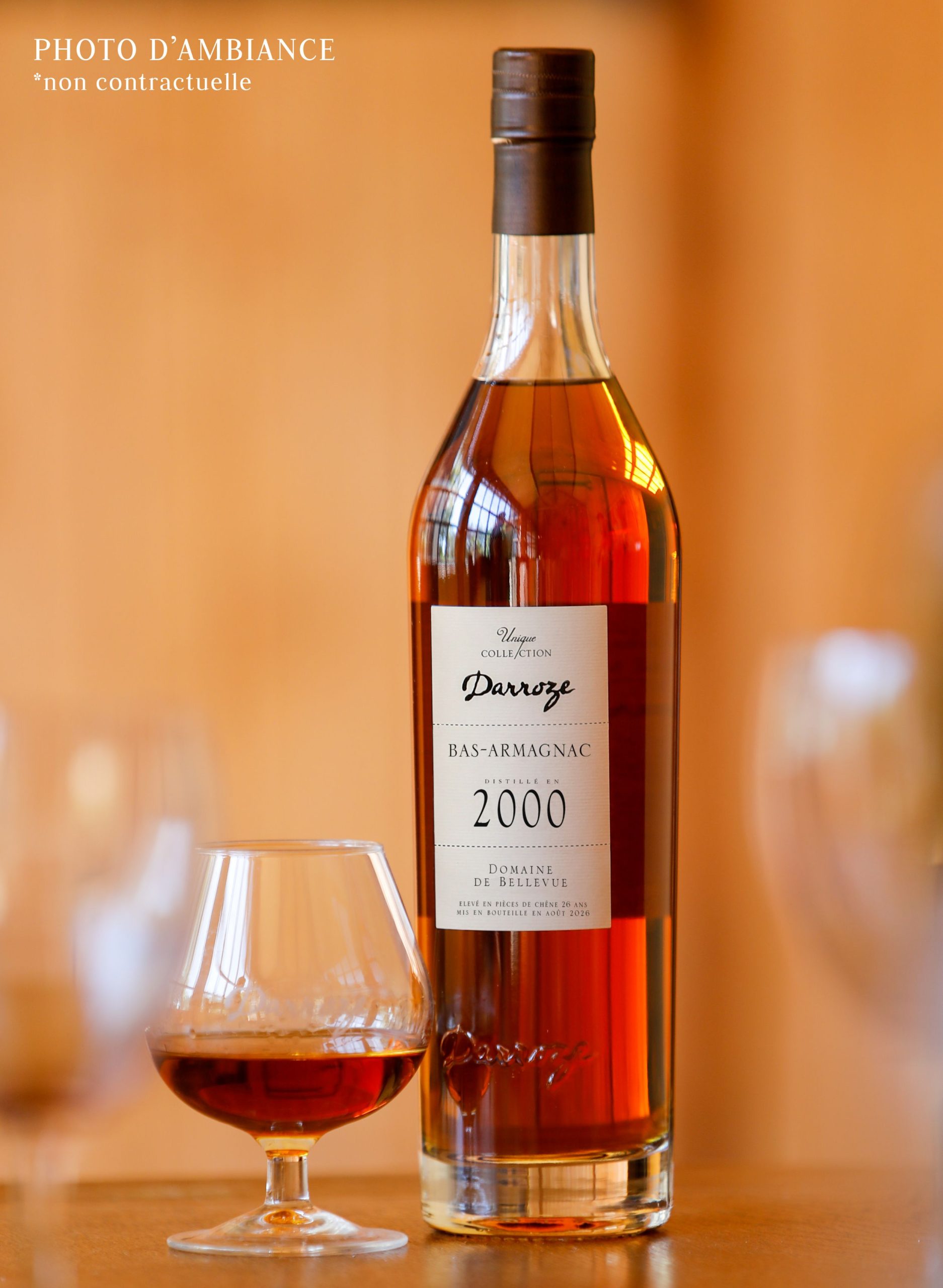 Bouteille d'Armagnac Darroze de la Collection Unique, domaine de Bellevue, millésime 2000 avec un verre de dégustation.