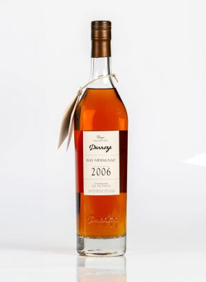 Bouteille d'armagnac de la Collection Unique millésime 2006 Domaine de Poutéou sur fond blanc.