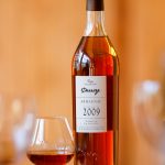 Bouteille de la Collection Unique, domaine La Boubée, millésime 2009 des Armagnacs Darroze avec un verre à armagnac