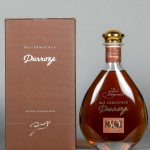 Carafe Grands Assemblages 30 ans accompagné d'un coffret en carton marron sur un fond gris