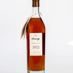 Bouteille d'armagnac de la Collection Unique millésime 1970 Château de La Pouche sur fond blanc.
