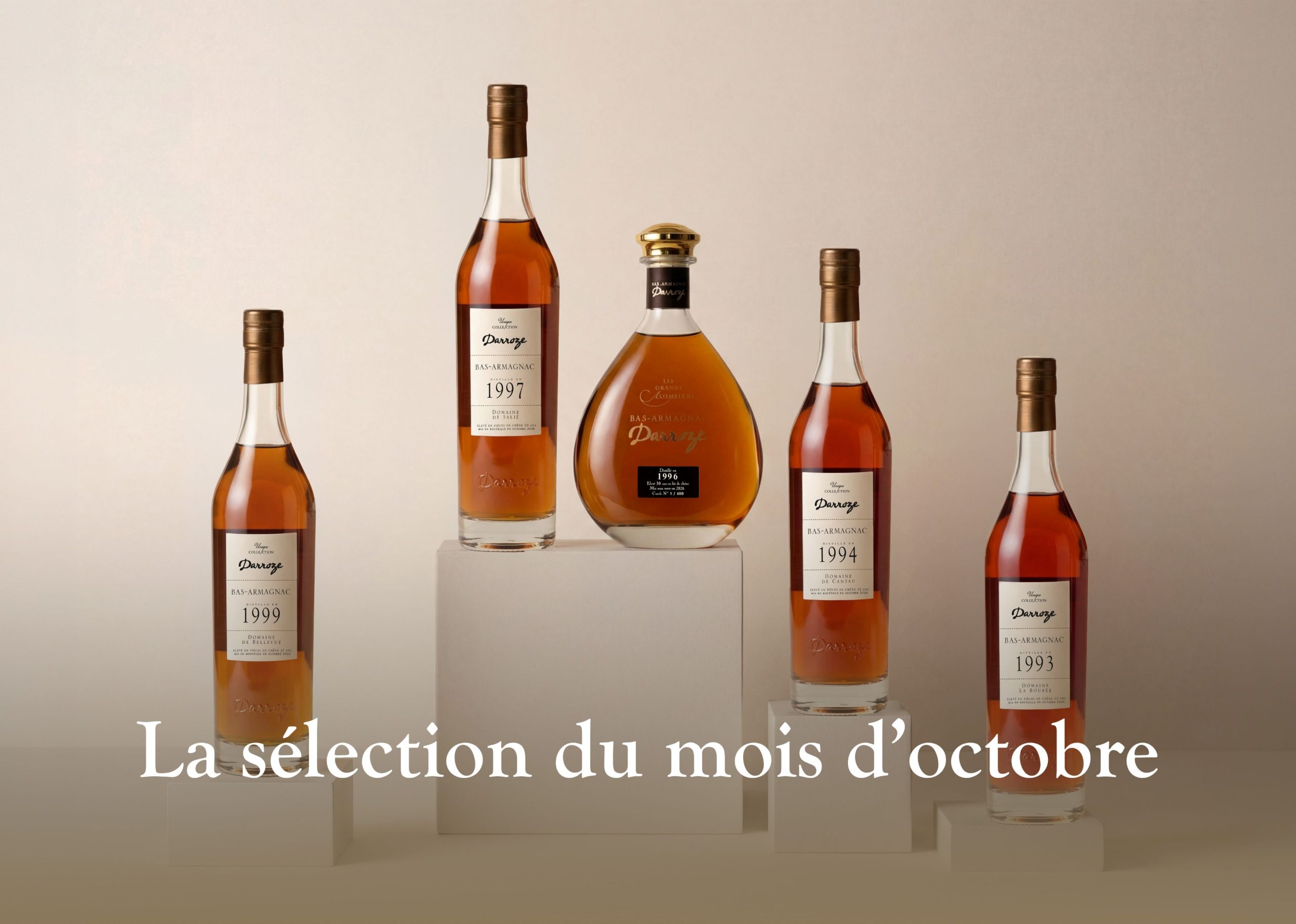 Cinq bouteilles d'armagnac de la Collection Unique des Armagnac Darroze pour la sélection du mois de octobre 2026 accompagnées du titre.